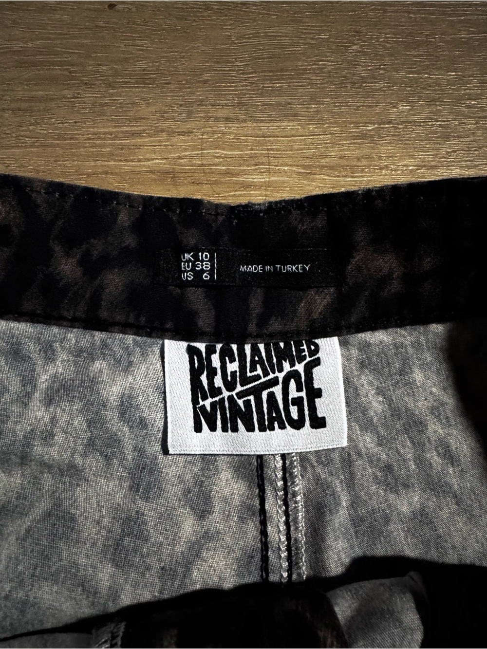 Reclaimed Vintage dark leopard print barrel leg pants - Picture 4 of 5